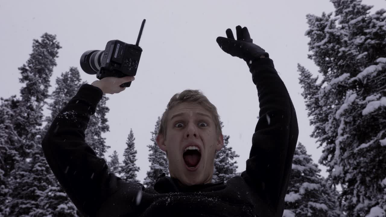 눈 덮인 숲, 흥분, 고함, 4k에서 카메라와 함께 행복한 등산객