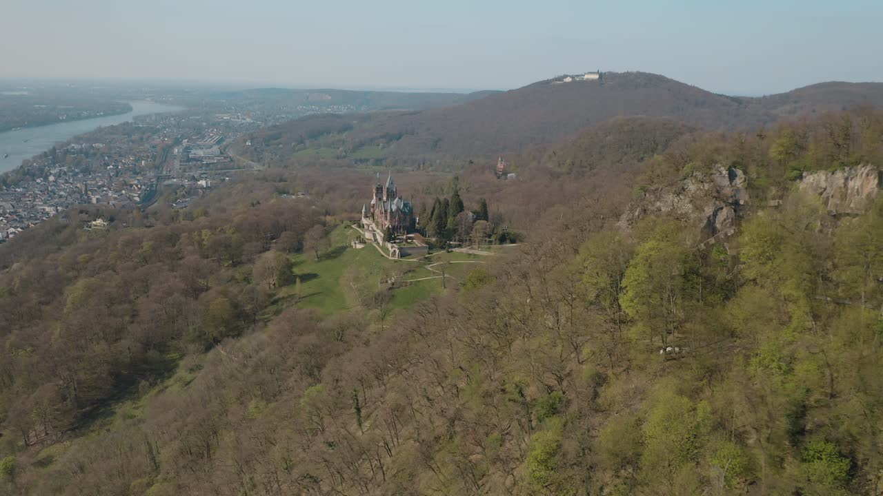 drone - toma aérea de los drachenfels con el castillo drachenburg y el río rhine siebengebirge cerca de bonn - königswinter 30p