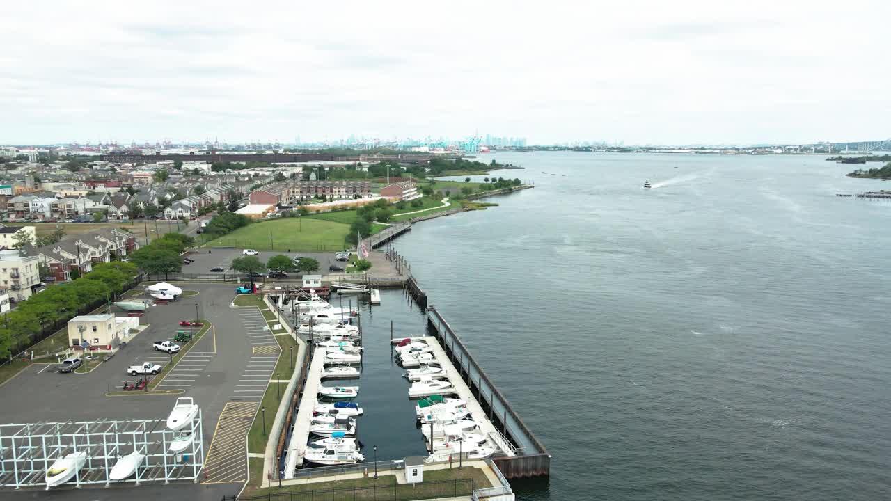 Ripresa aerea da drone della costa del porto marittimo di Elizabeth, New Jersey