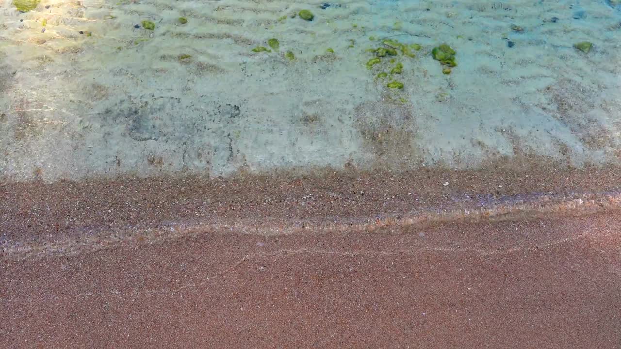 4k의 아름다운 열대 해변에서 바다의 파도가 위에서  빈 해변에 부히는 최고 전망