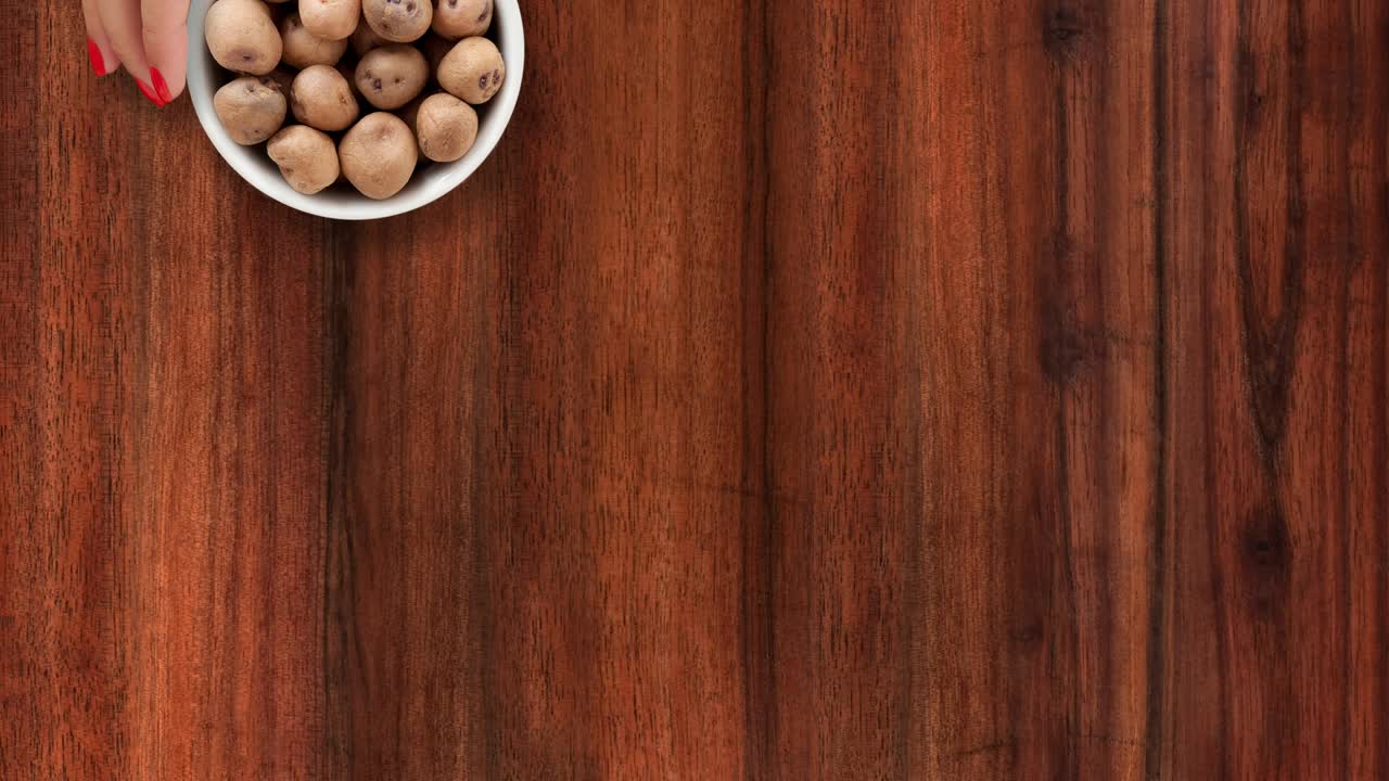 ofreciendo patatas para bebés