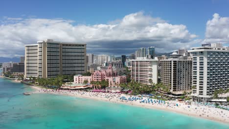 Wide-push-in-aerial-shot-of-beautiful-Waikiki-Beach-on-the-island-of-O'ahu,-Hawaii