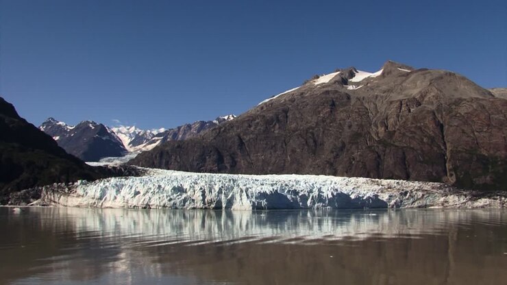 Paesaggio ghiacciato di un ghiacciaio in una soleggiata giornata estiva in Alaska