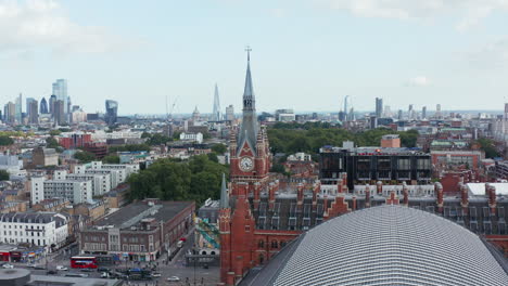 Estación-De-Tren-De-St-Pancras-Con-Torre-De-Reloj-Histórica.-Vista-Panorámica-Elevada-Del-Paisaje-Urbano-Con-Rascacielos-En-El-Fondo.-Londres,-Reino-Unido