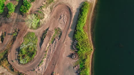 Übersicht-über-Motorcross-Fahrer-Aus-Der-Luft,-Die-Dirtbikes-Auf-Off-Road-Gepäckträgern-Fahren