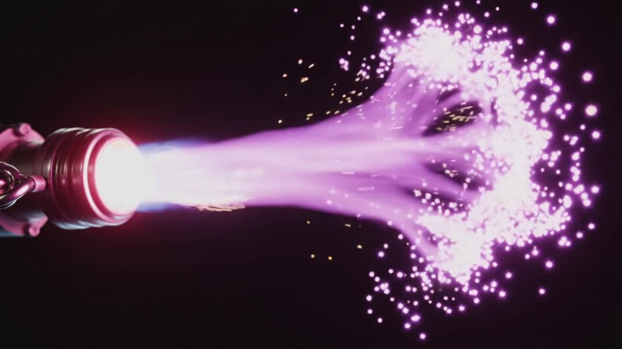 Ugello metallico alimentato che emette plasma viola in uno studio, testando il flusso del pennacchio e le scintille, con spazio per il testo.