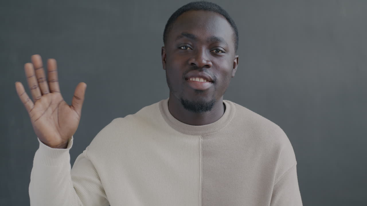 hombre sonriendo a la cámara