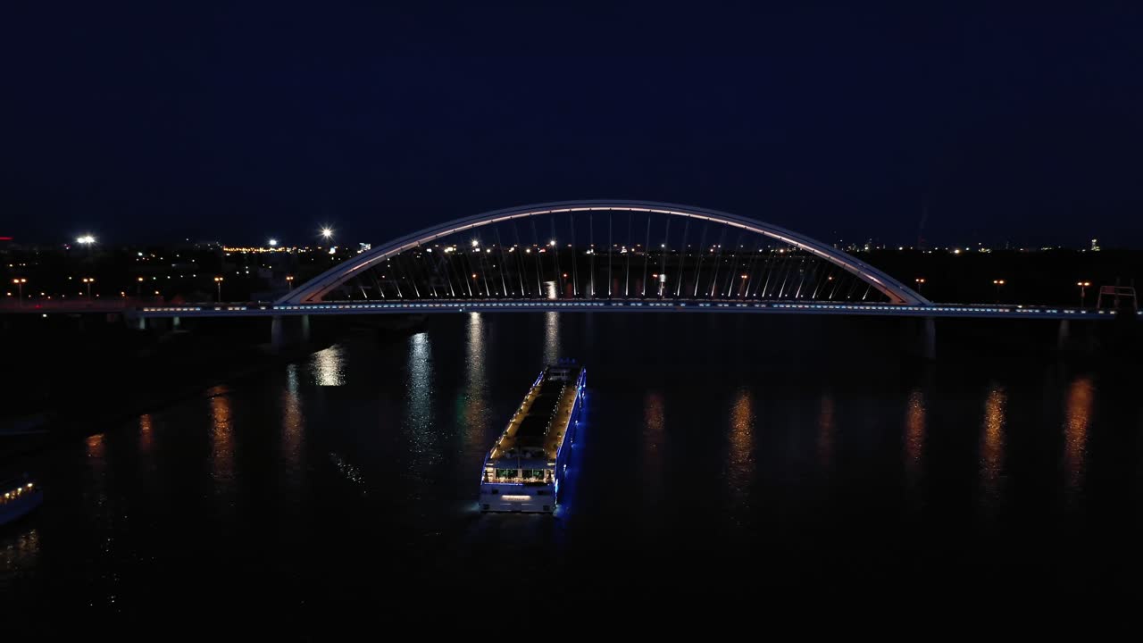 슬로바키아 브라티슬라바에 있는 다뉴브 강을 가로지르는 현대 아폴로 다리의 야간 공중 촬영