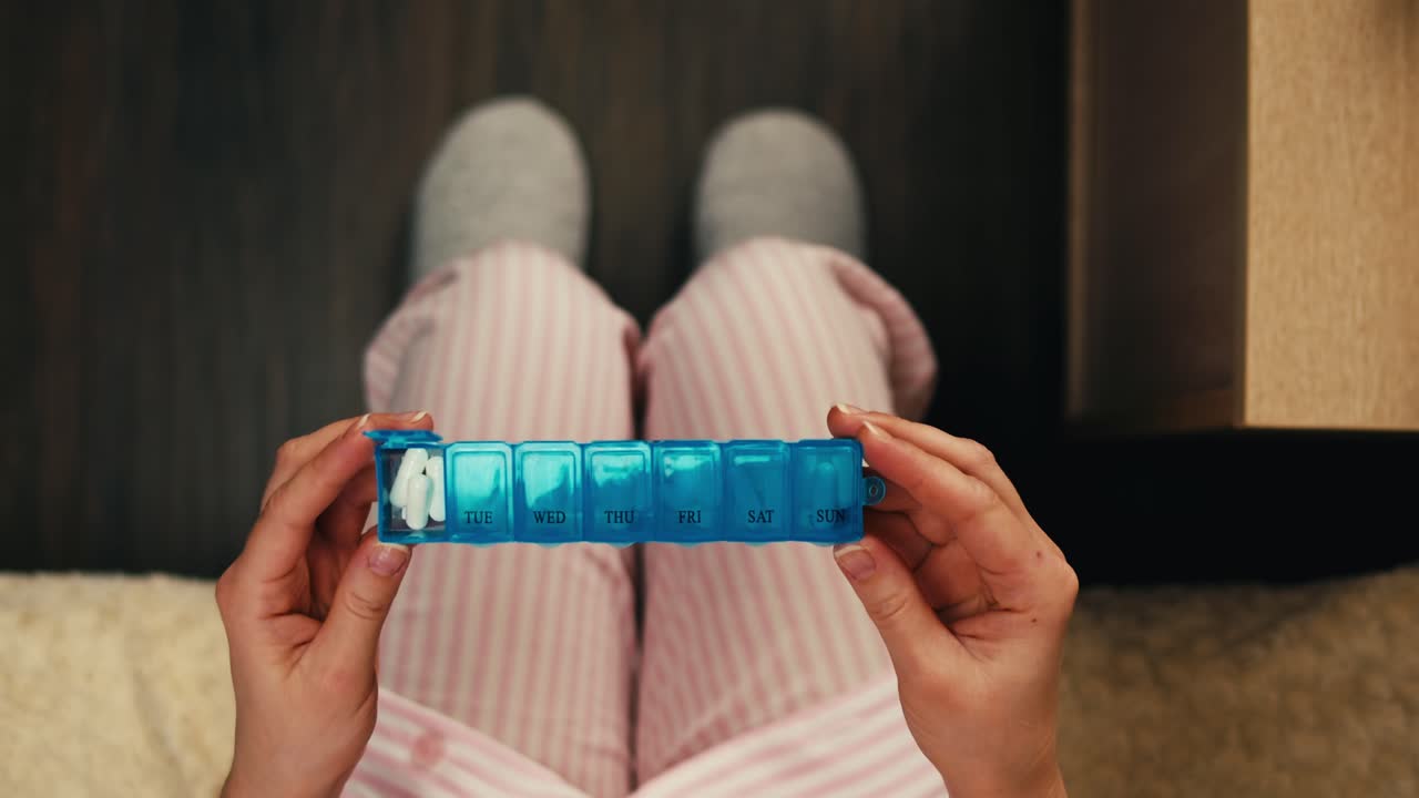 매일 약을 복용하는 여성