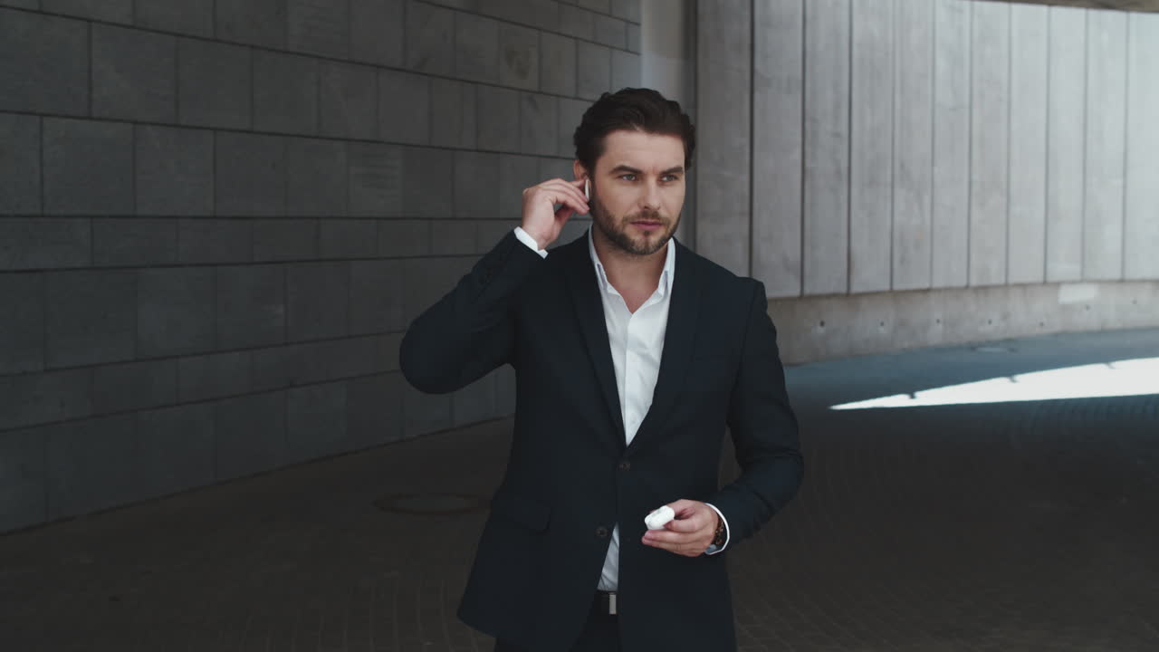 블루투스 이어폰을 사용하는 남자