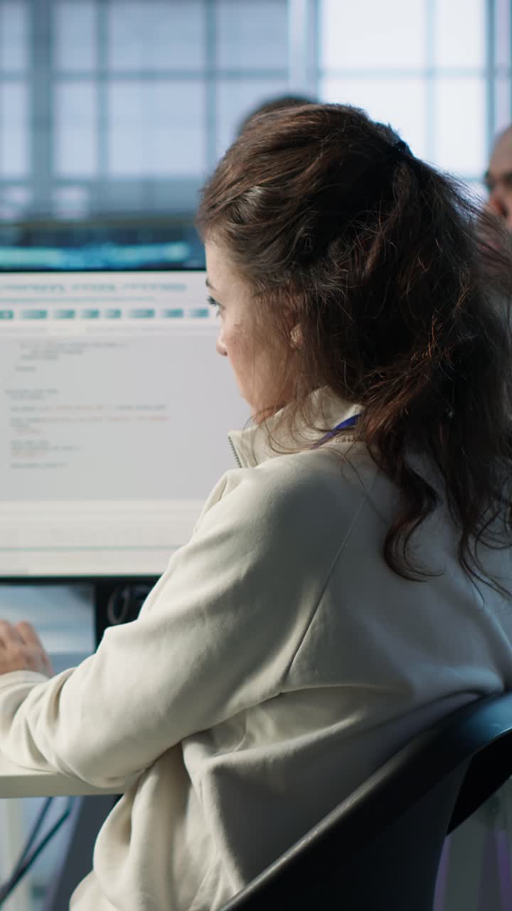 Mulher programando no computador em um escritório de tecnologia moderno
