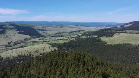 Una-Escapada-Soleada:-Descubra-La-Belleza-De-Harper-Mountain-En-Kamloops,-Rodeada-De-Montañas-Cubiertas-De-Bosques