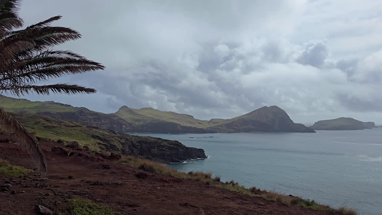 Vista panorâmica da Península de São Lourenço na Madeira com falésias vulcânicas dramáticas, litoral acidentado, horizonte do Oceano Atlântico e paisagem árida única, criando imagens cinematográficas da natureza da ilha.