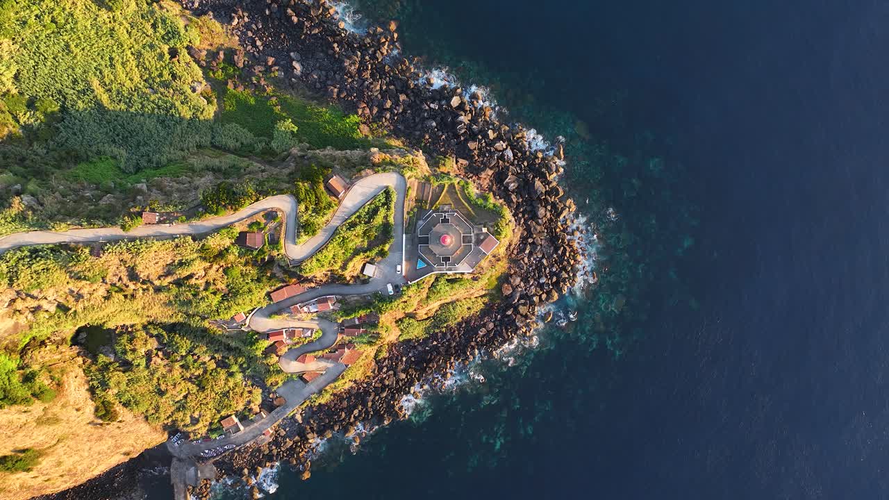 상륙지대 에 자리 잡은 사우 미구엘 의 아르넬 등대 의 상공 에서 볼 수 있는 풍경