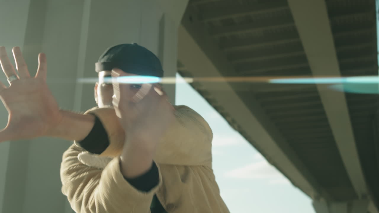 bailarín masculino realizando hip hop en la ciudad