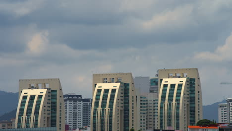 Zeitraffer-Tosender-Wolken-Hinter-Gebäuden