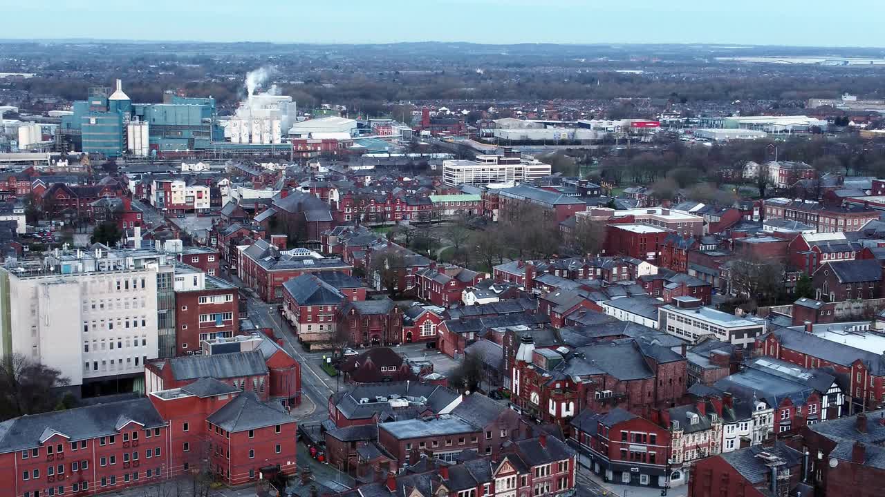 vista aérea mirando hacia el centro de la ciudad suburbana calles infraestructura urbana tráfico pan izquierda bajando