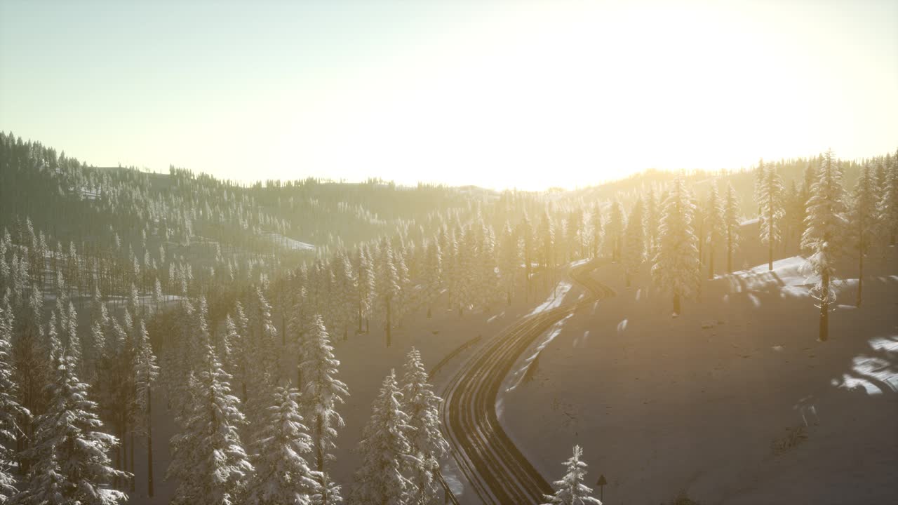 산에서 다채로운 겨울 해가 뜨는 것