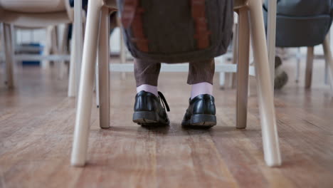 piso, clase y pies de un estudiante con ansiedad