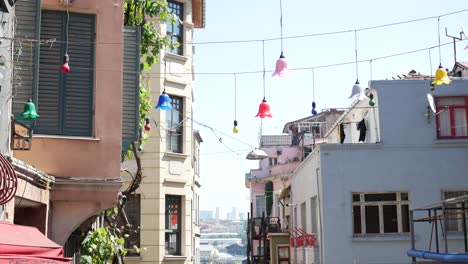 luces coloridas decoradas en una calle estrecha en istanbul