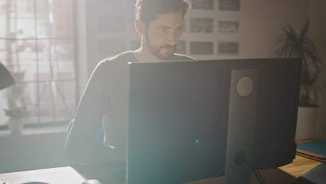 diseñador creativo sentado en su escritorio en el estudio de la oficina trabajando en una computadora de escritorio con aplicación de desarrollo de software de teléfono inteligente en la pantalla. web, desarrollador de aplicaciones. disparo de arco de seguimiento de 360 grados