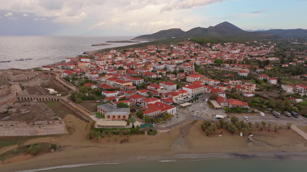 Veduta aerea di un drone che vola intorno alle rovine di Methoni alle prime luci dell'alba.