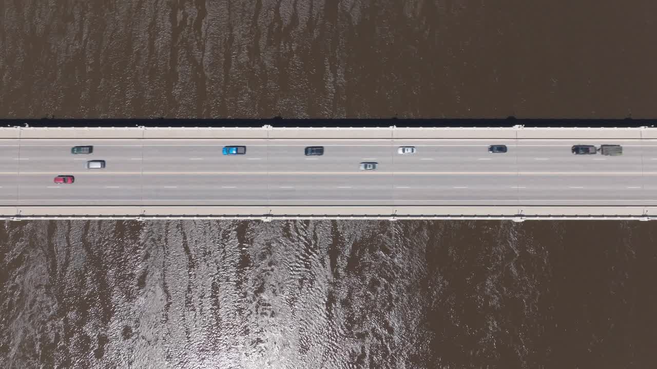 미시시피 강을 가로지르는 고속도로 169 다리의  사진.