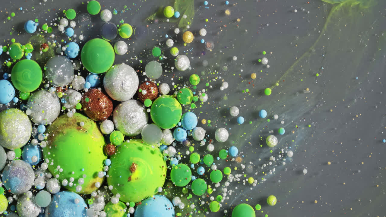 환각적인 대리석 잉크 흐르는 효과로 소용돌이치는 화려한 추상 유체 아트 아크릴 액체 매크로 거품