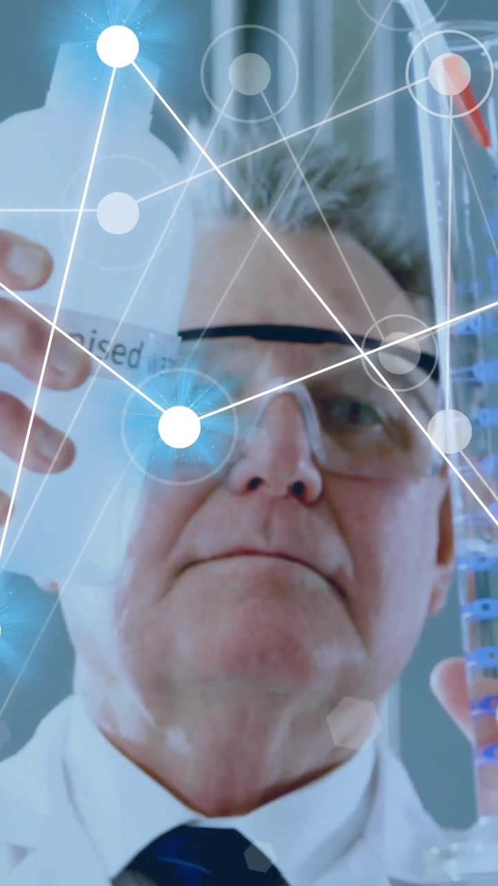 Animasjon av vitenskapelig databehandling over mannlig forsker i laboratorium