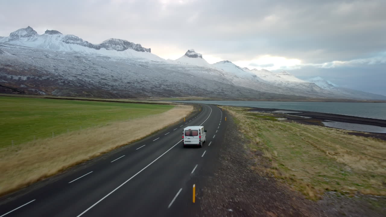 Auto in viaggio su una strada bellissima, sfondo di viaggio, paesaggio aereo panoramico dall'Islanda