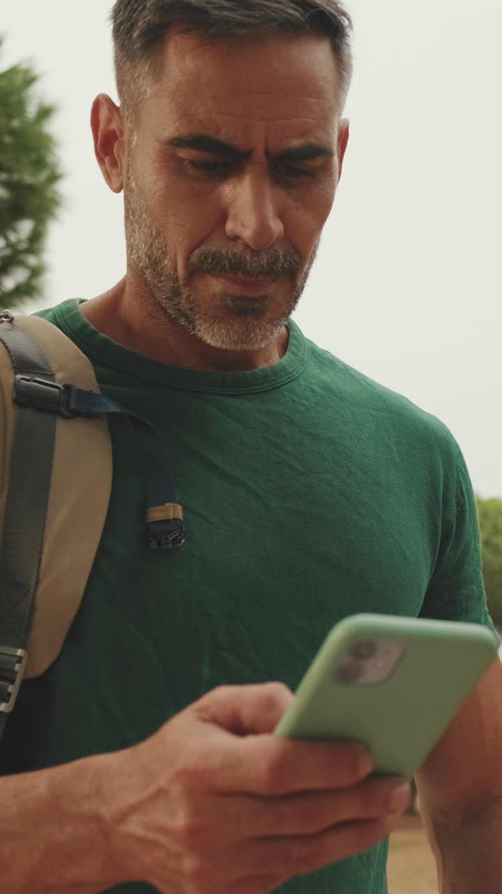 Uomo che utilizza smartphone all'aperto