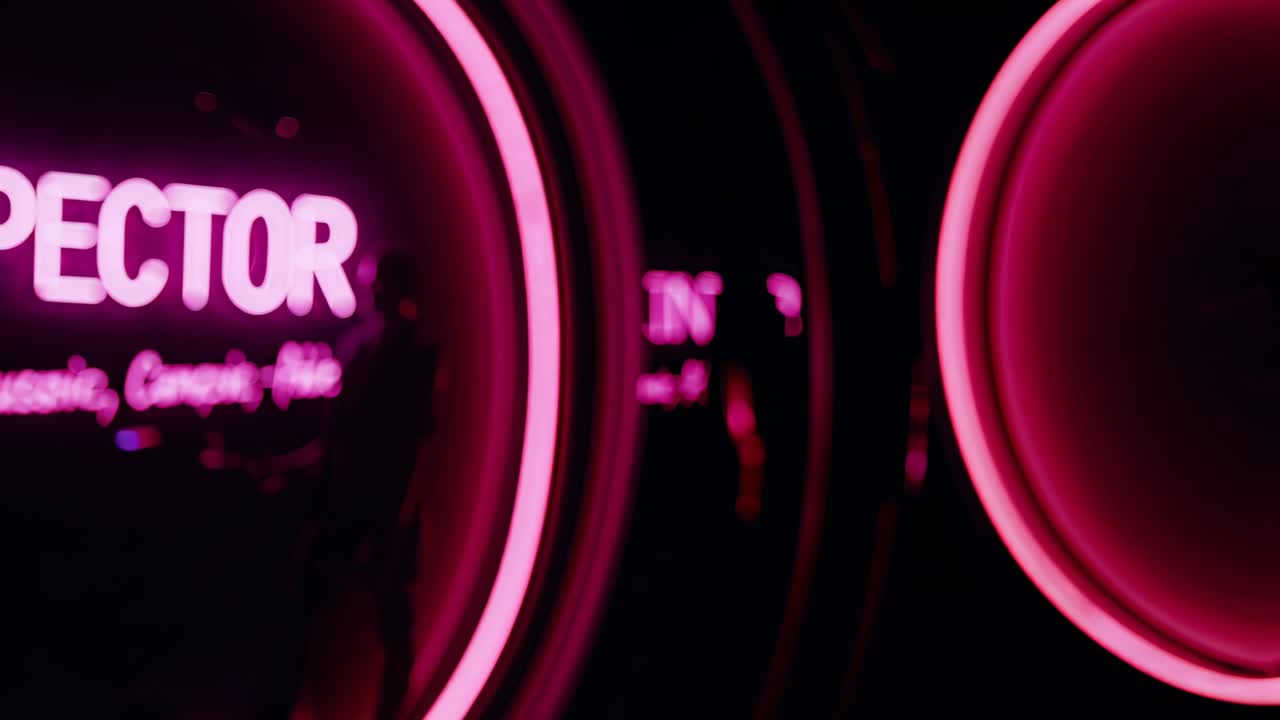 Neonlys og højttalere på en natklub