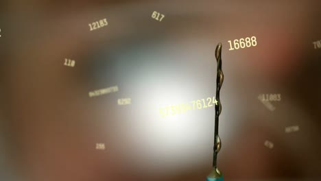 액체가 흘러내리는 주사 바늘 위에서 숫자가 바뀌는 애니메이션