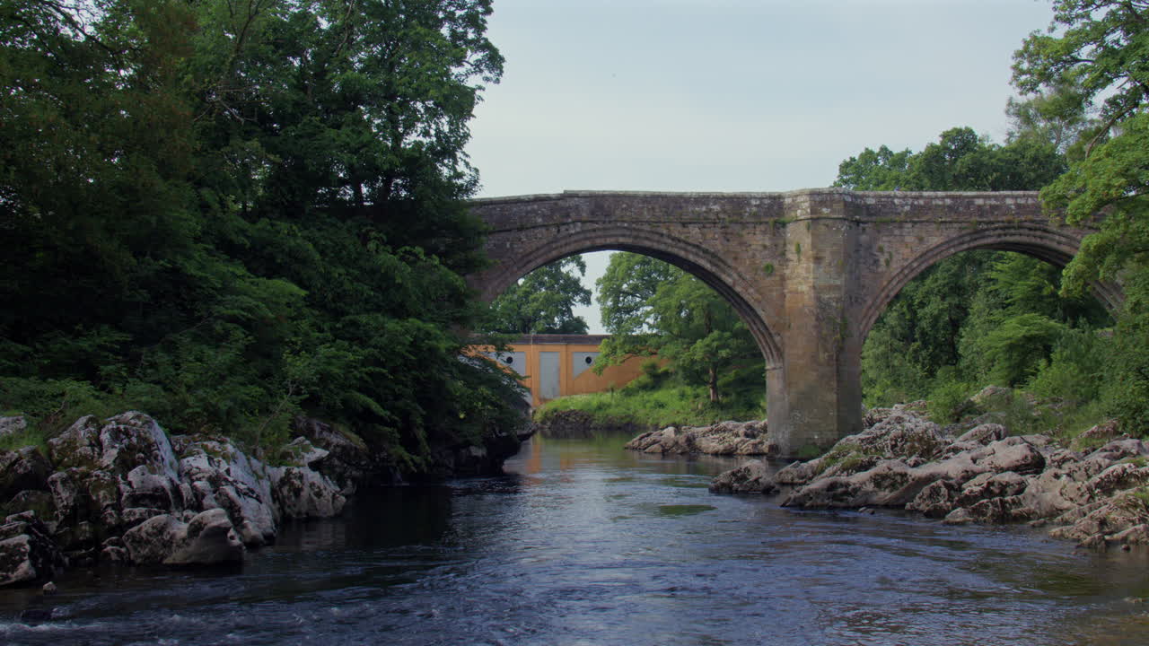 Ampia inquadratura del Ponte del Diavolo dal fiume Lune con il ponte Stanley sullo sfondo a Kirkby Lonsdale, North Yorkshire