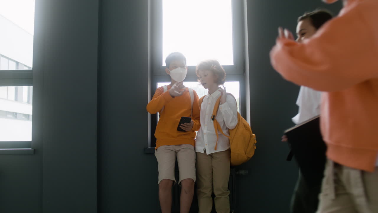 학교 복도에 있는 학생들.