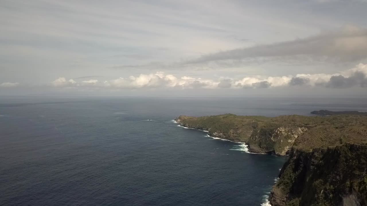 fantástica vista aérea panorámica del vuelo descripción general de la toma de un dron de mystic place kelingking beach en nusa penida en bali, indonesia, es como un parque jurásico