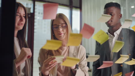 Lluvia-De-Ideas-Y-Trabajo-En-Equipo-En-La-Oficina,-Hombres-Y-Mujeres-Negros-Y-Caucásicos-Están-Discutiendo-Nuevas-Ideas