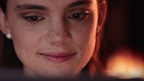 retrato de cerca de una mujer feliz usando una tableta navegando en línea viendo películas por la noche disfrutando del entretenimiento