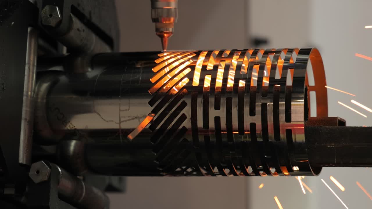 taglio laser di un tubo metallico