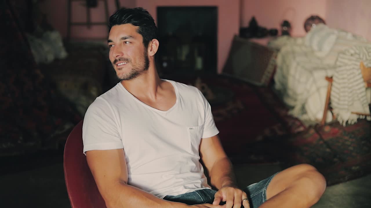 joven sonriendo y riendo con la luz del sol en la cara, hermoso estado de ánimo y tiro de marco medio de 50 mm