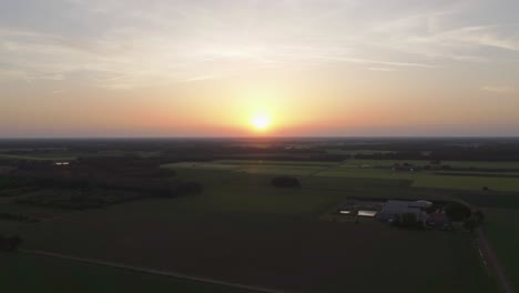 Friesland-Und-Ein-Malerischer-Leuchtend-Orange-gelber-Sonnenuntergang