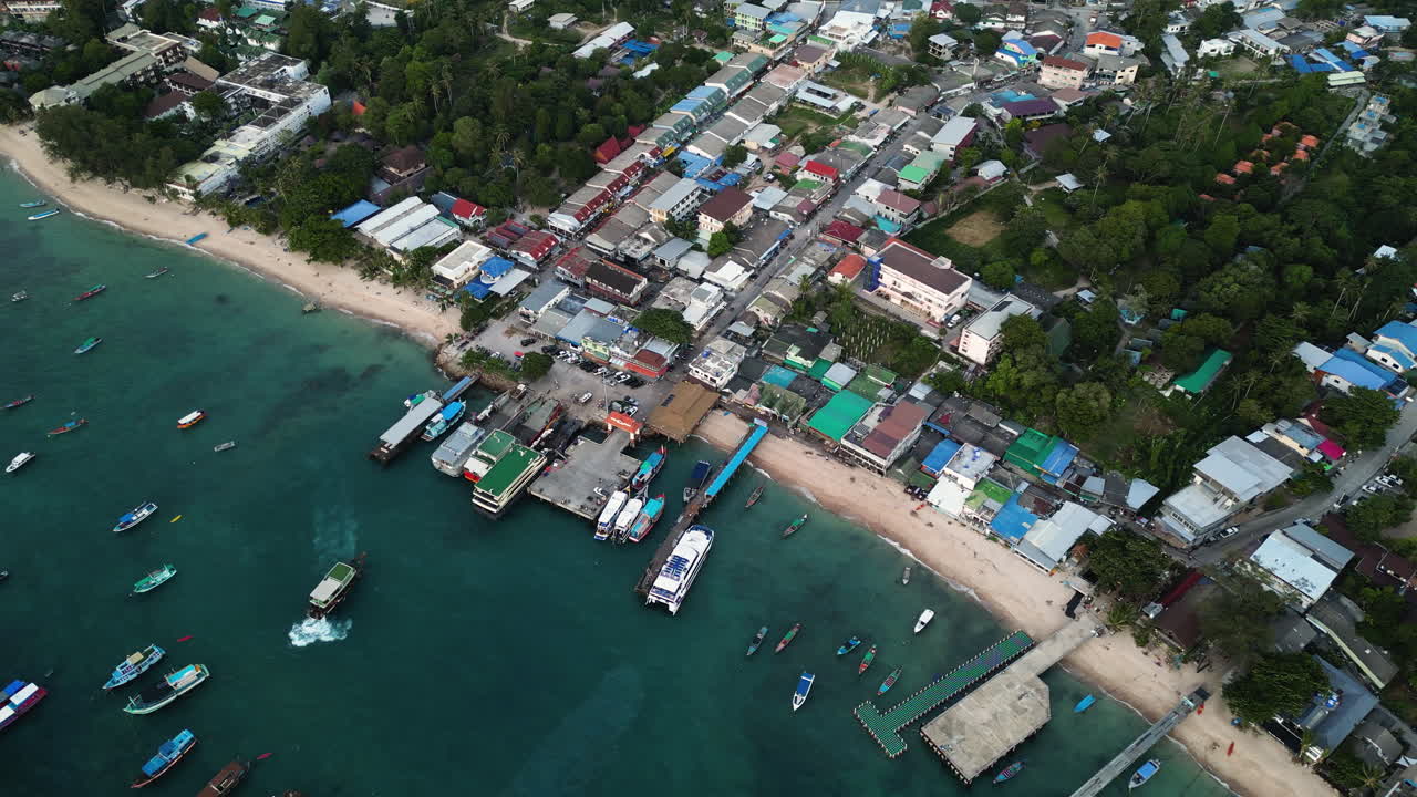 인기 있는 관광지인 코타오 섬 페리 터미널, 태국 타운 해변에서 보트