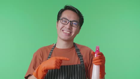 hombre limpiando con botella de pulverización