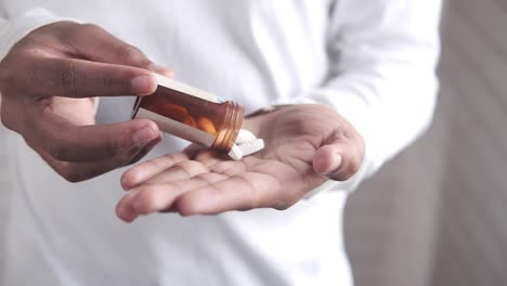 persona que toma pastillas
