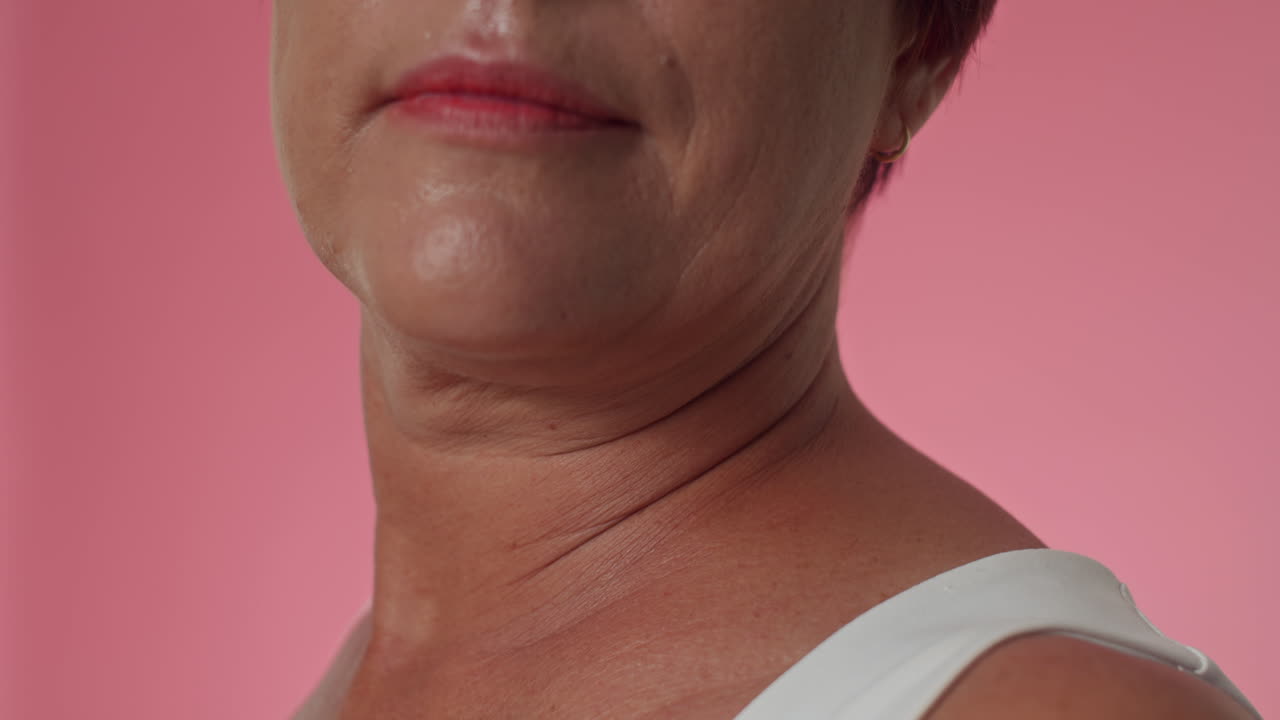Collo di donna matura con texture della pelle reale