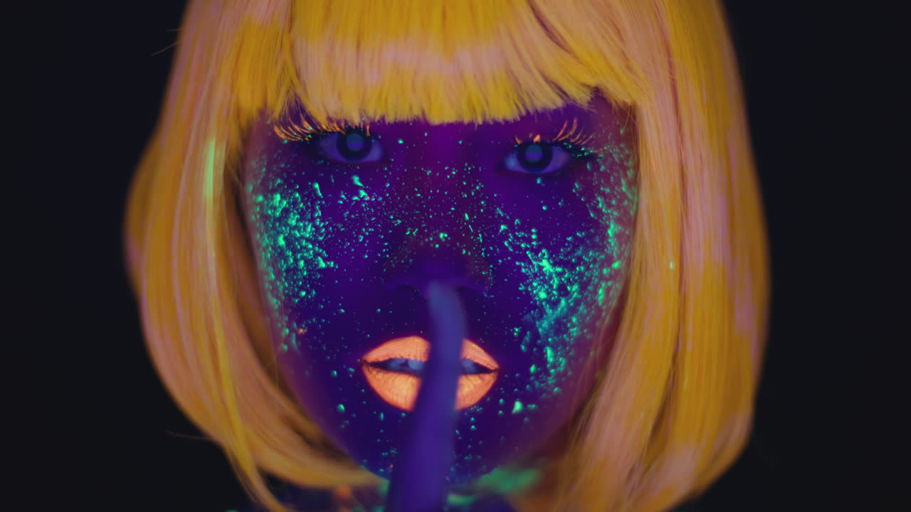 retrato de una mujer de neón