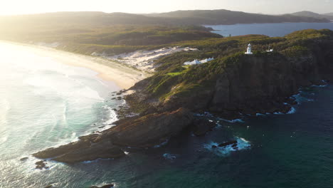 Sugarloaf-Point-Lighthouse-Auf-Der-Australischen-Landzunge-Klippe-Bei-Sonnenuntergang,-Antenne