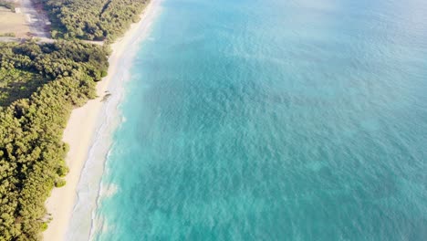 Waimanalo-Beach-Auf-Oahu-Hawaii-An-Einem-Hellen,-Sonnigen,-Warmen-Tropischen-Tag-Mit-Tiefblauen-Farben-Und-Gelassenheit