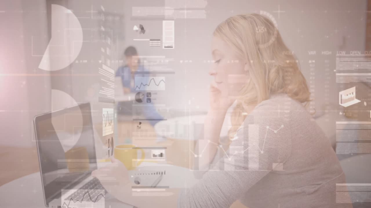 스마트 폰으로 이야기하는 백인 사업가 여성에 대한 데이터 처리 애니메이션