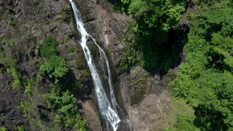 Toma-Aérea-De-Una-Cascada-Alta-Y-Delgada-En-Una-Selva-Tropical-En-Costa-Rica